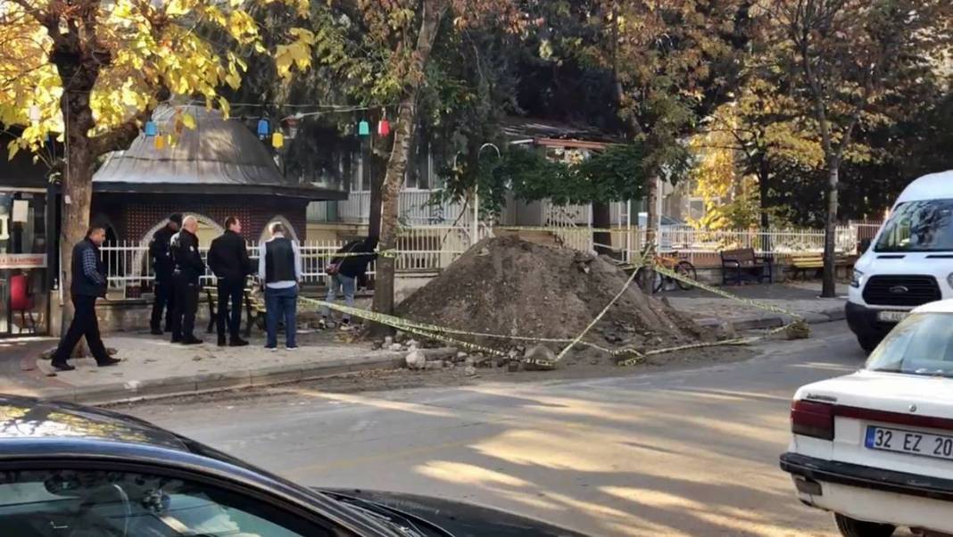 Görevli gibi giyinip sokağı kazdılar: Çıkanlar hayrete düşürdü! Borulara zarar verince gerçek ortaya çıktı 11